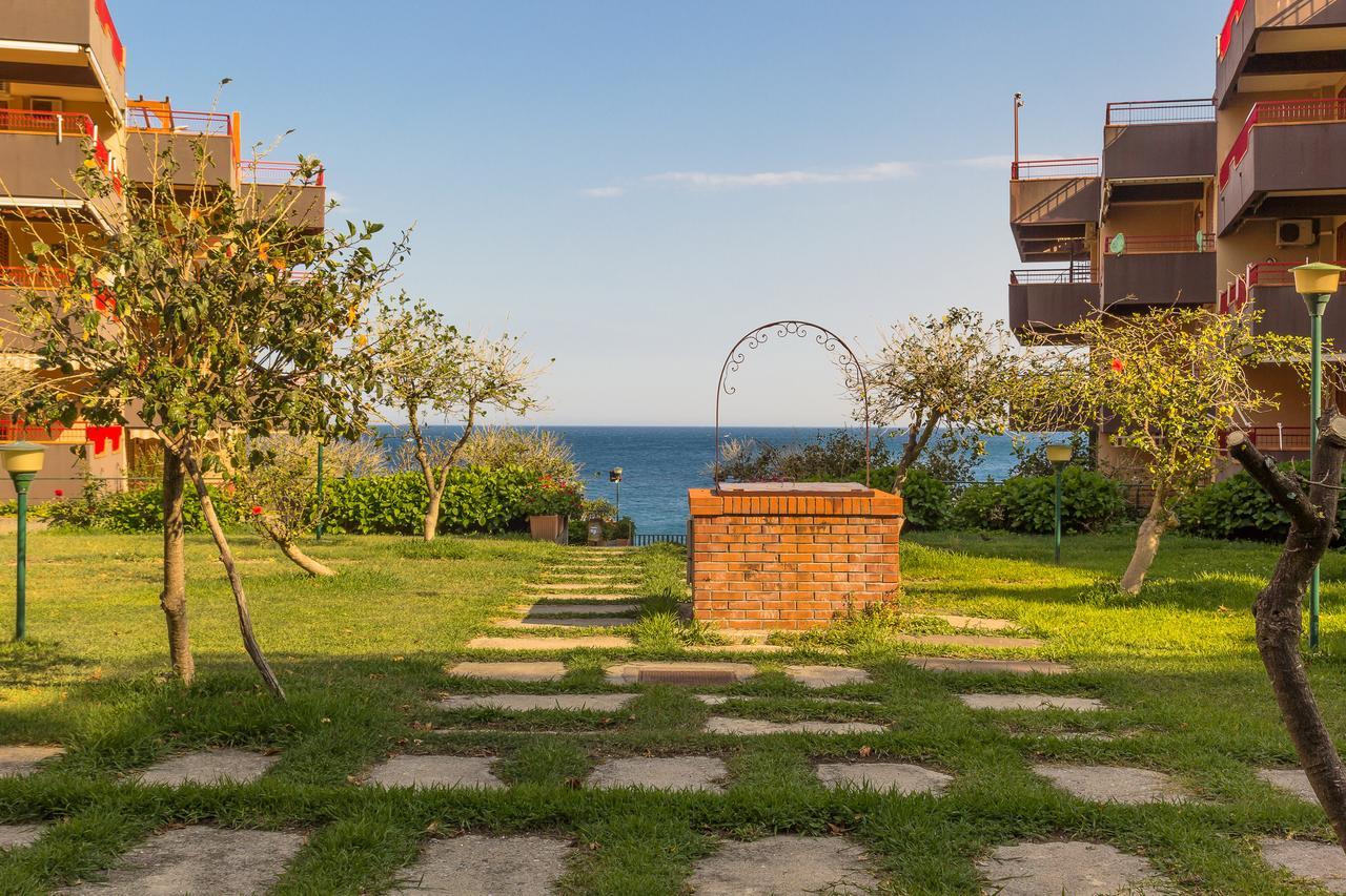 Blue Wood Apartment Letojanni Bagian luar foto